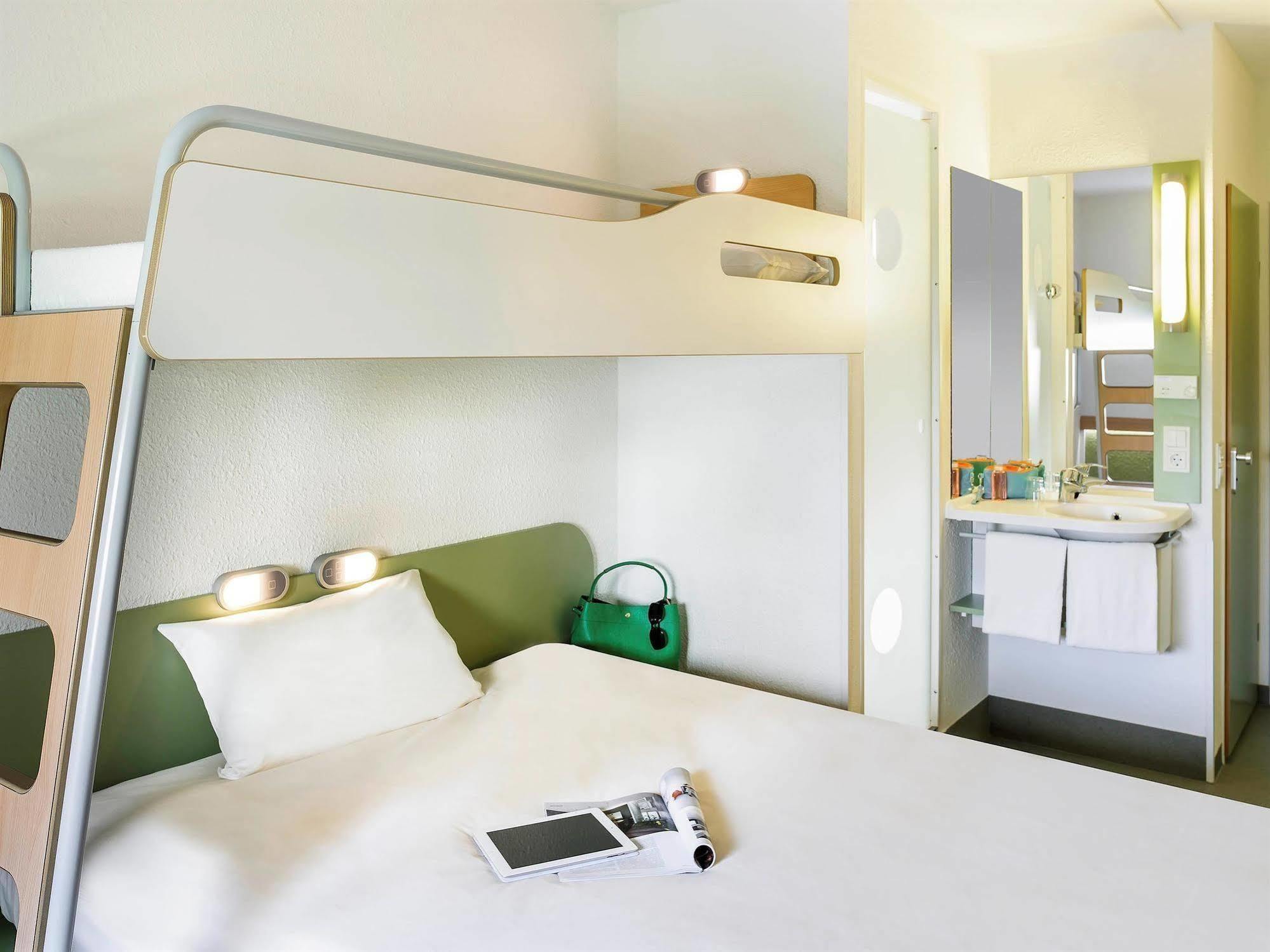 T H E Hotel