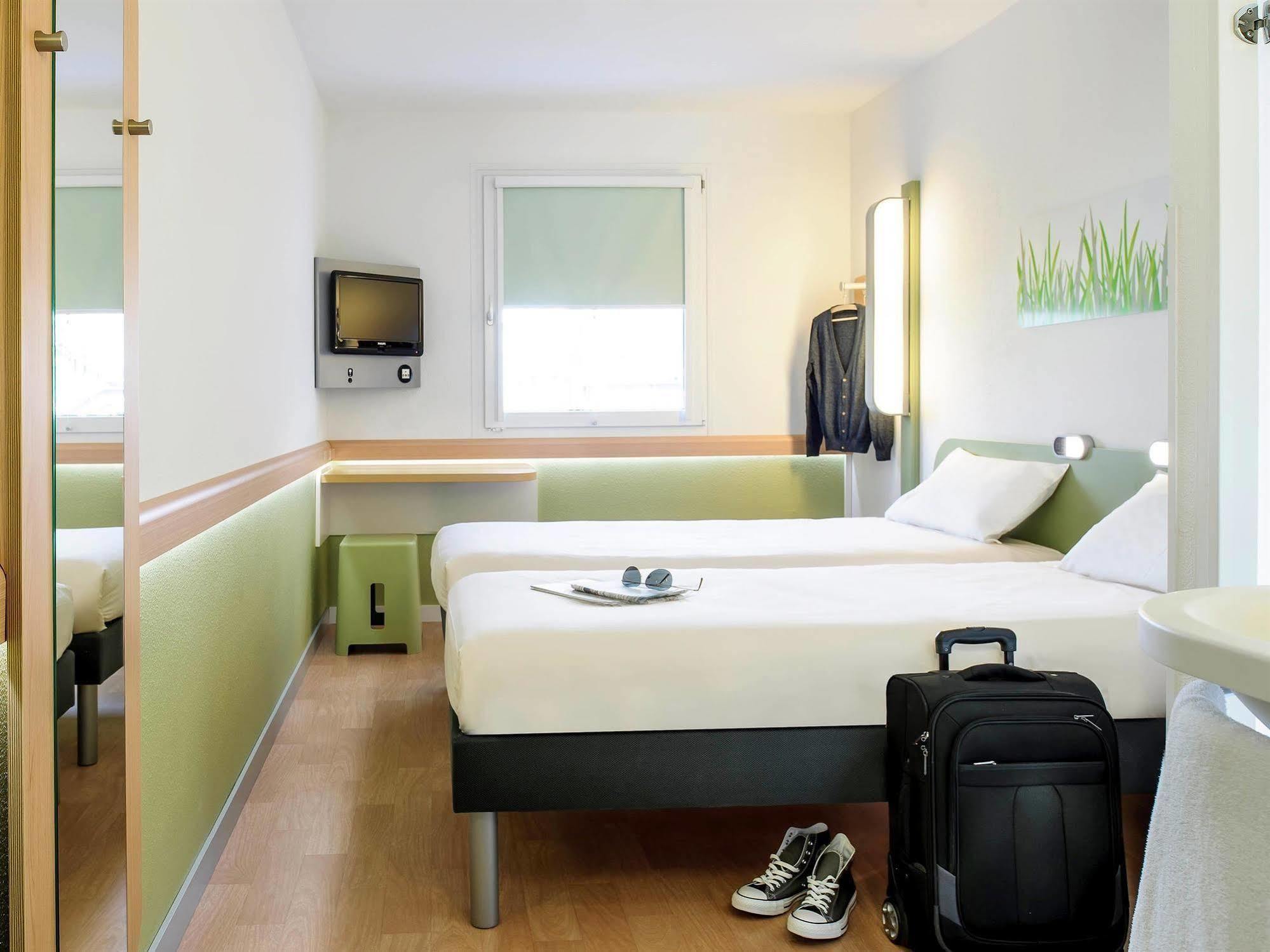 T H E Hotel