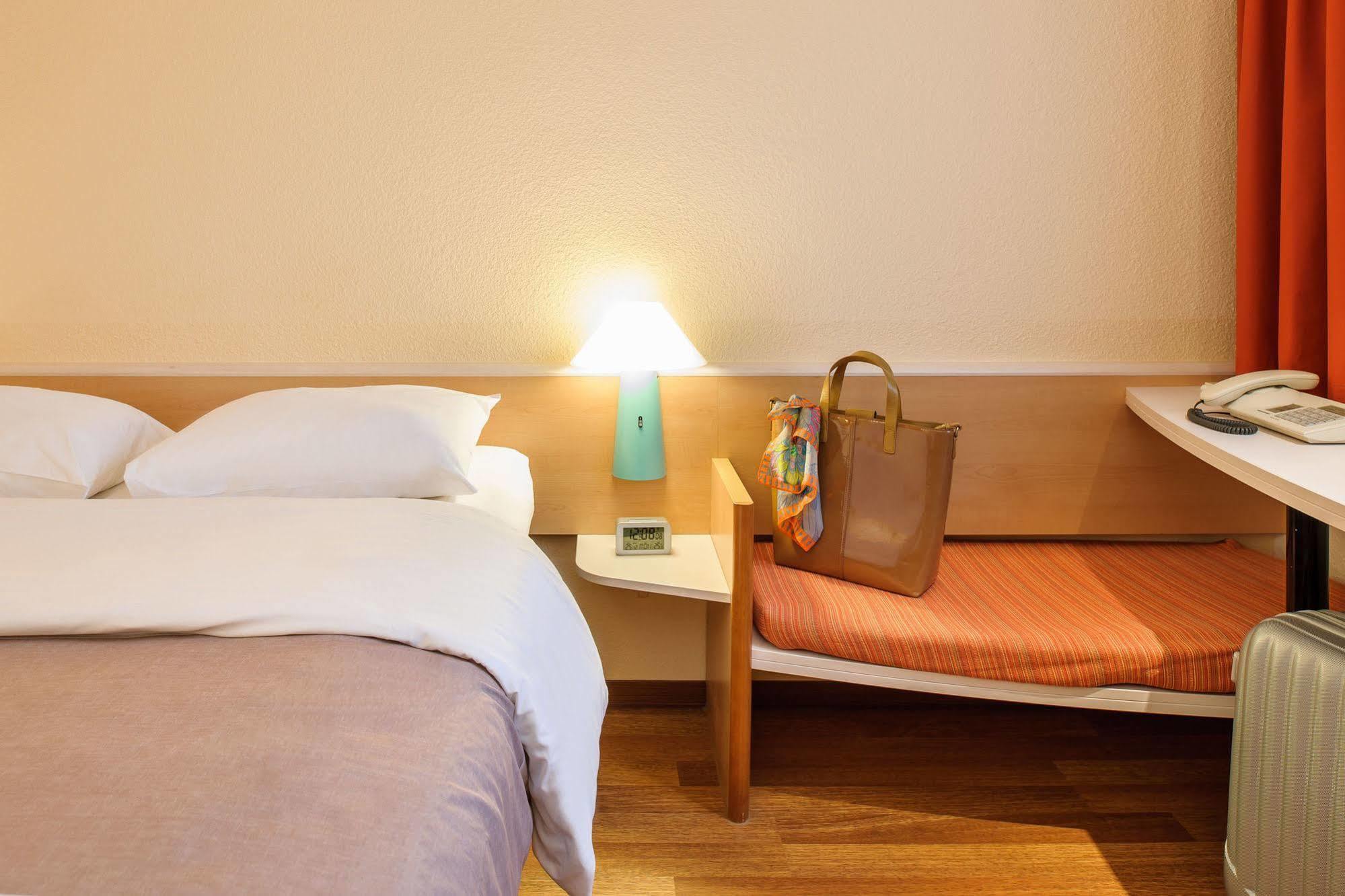 T H E Hotel