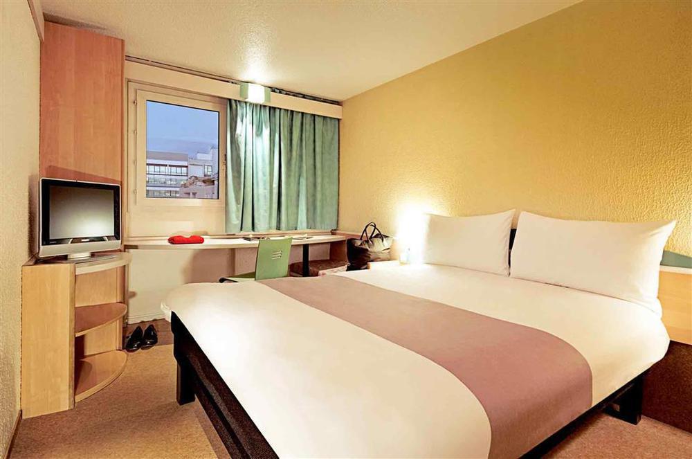 T H E Hotel